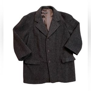 Men’s single breast oversized overcoat.